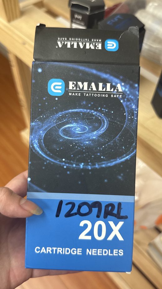 A box of Emalla 1209RL cartridge needles